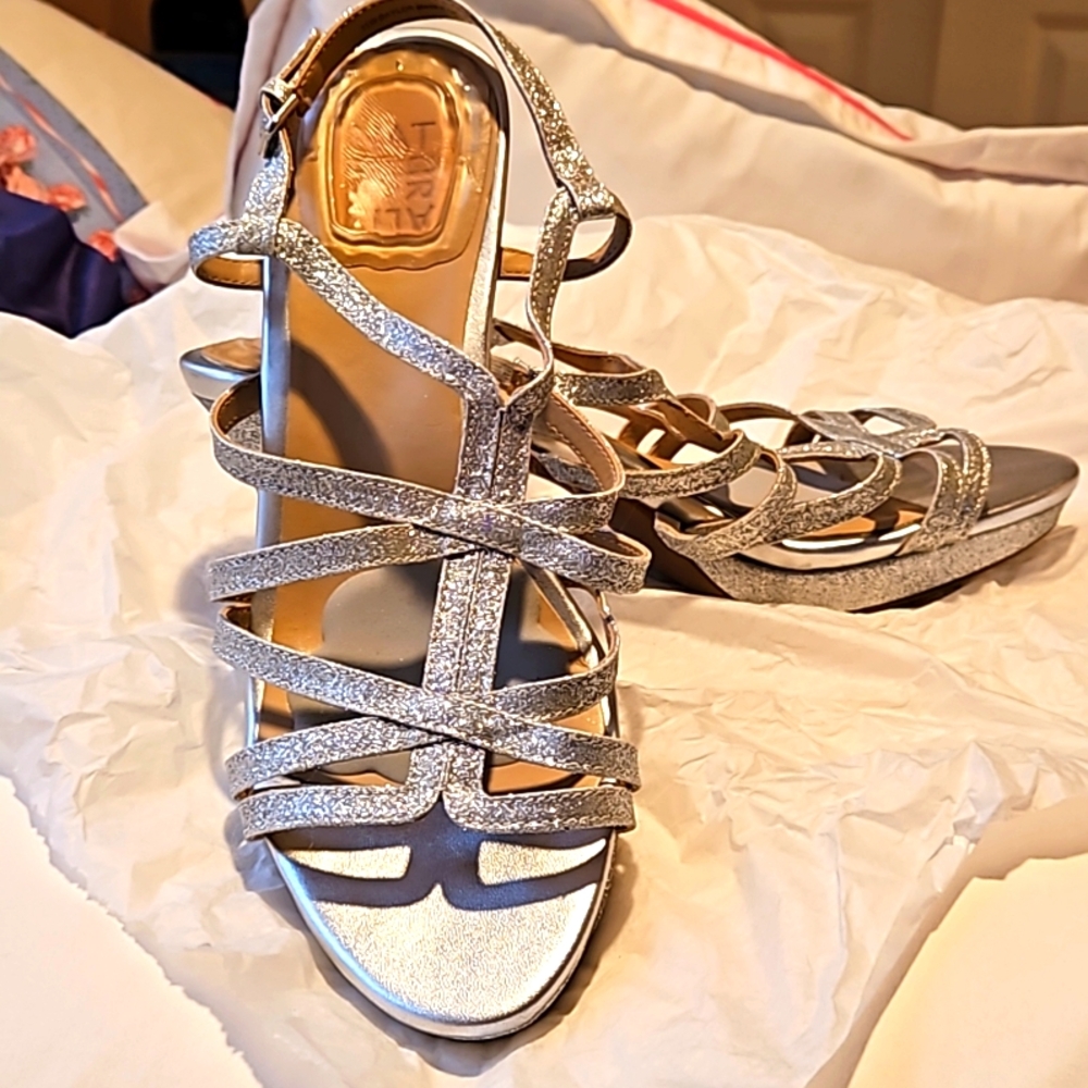Naturalizer 11W Silver strappy sandals size EU41. NWOT. Sparkle!